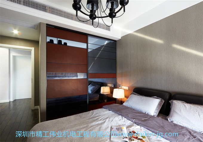 大金中央空调卧室安装效果图：不大的卧室也可以通过定制将中央空调嵌入于大厨之上的吊顶，既能对大厨内的衣物起到一点防霉除湿的作用，同时能给主人舒适的睡眠。